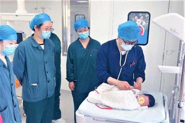 掌牛宝 摇晃哄娃致婴儿瘫软昏迷，这些带娃方式对孩子有致命威胁！